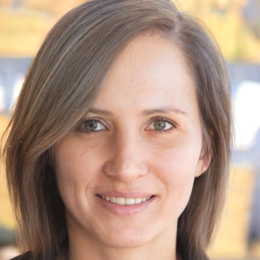 Sarah M. lächelt freundlich